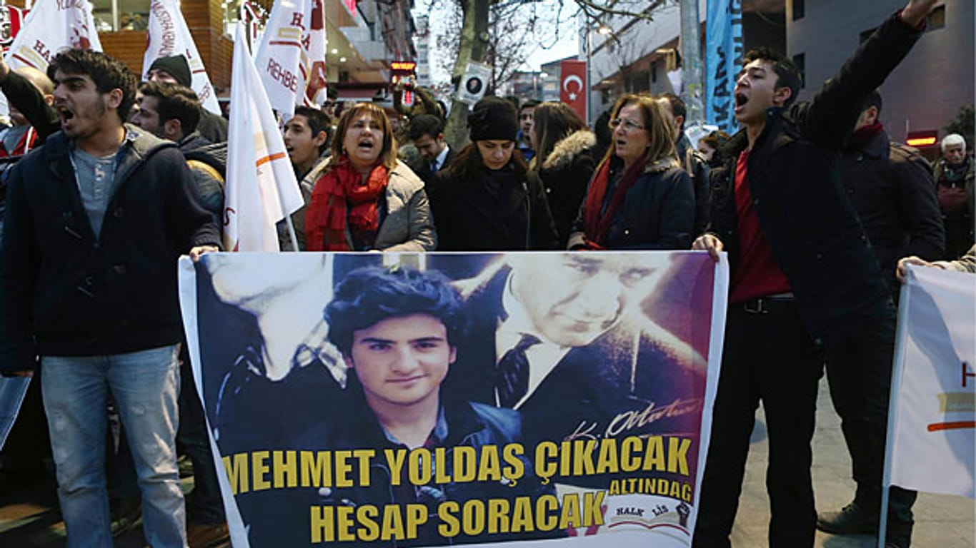 Demonstration für den 16-jährigen Schüler Mehmet Emin Altunses, der wegen Präsidentenbeleidigung angeklagt ist.