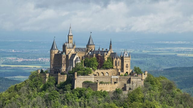 Burg Hohenzollern in Baden-Württemberg zieht jedes Jahr unzählige Besucher aus der ganzen Welt an.