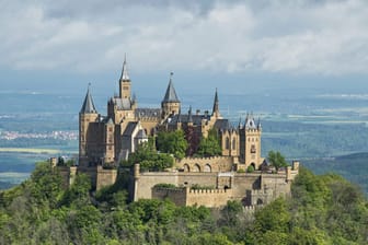 Burg Hohenzollern in Baden-Württemberg zieht jedes Jahr unzählige Besucher aus der ganzen Welt an.
