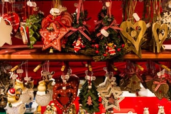 Auf dem Weihnachtsmarkt auf Burg Hohenzollern können Sie Kunst und Handwerk aus der Region erwerben.