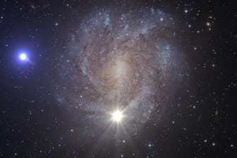 Seit einer thermonuklearen Supernova hat der schnellste Stern der Milchstraße mit dem Namen US 708 eine solch hohe Geschwindigkeit, dass er sogar unsere Galaxie verlassen wird.
