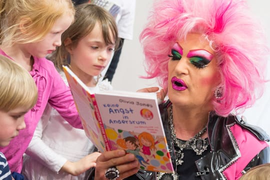 Dragqueen Olivia Jones liest aus ihrem Aufklärungsbuch für Kinder.