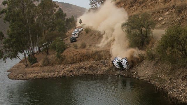 Ott Tanak fällt mit seinem Ford Fiesta in einen See.