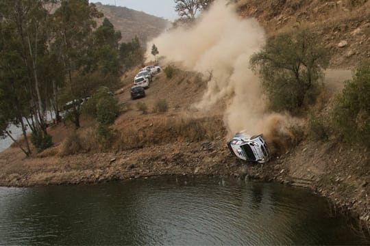 Ott Tanak fällt mit seinem Ford Fiesta in einen See.