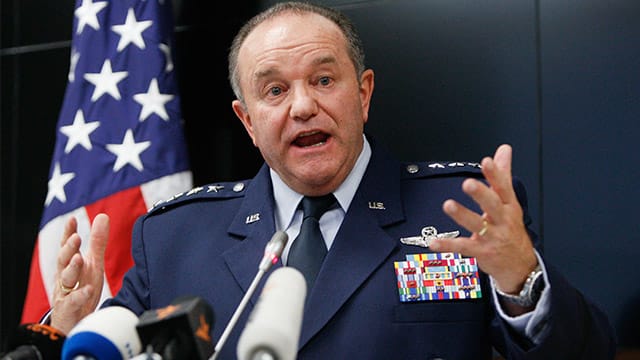 Die Bundesregierung wirft dem Oberbefehlshaber der westlichen Streitkräfte in Europa, General Philip Breedlove, "gefährliche Propaganda" im Zusammenhang mit der Ukraine-Krise vor.