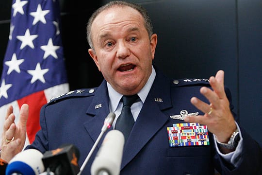 Die Bundesregierung wirft dem Oberbefehlshaber der westlichen Streitkräfte in Europa, General Philip Breedlove, "gefährliche Propaganda" im Zusammenhang mit der Ukraine-Krise vor.