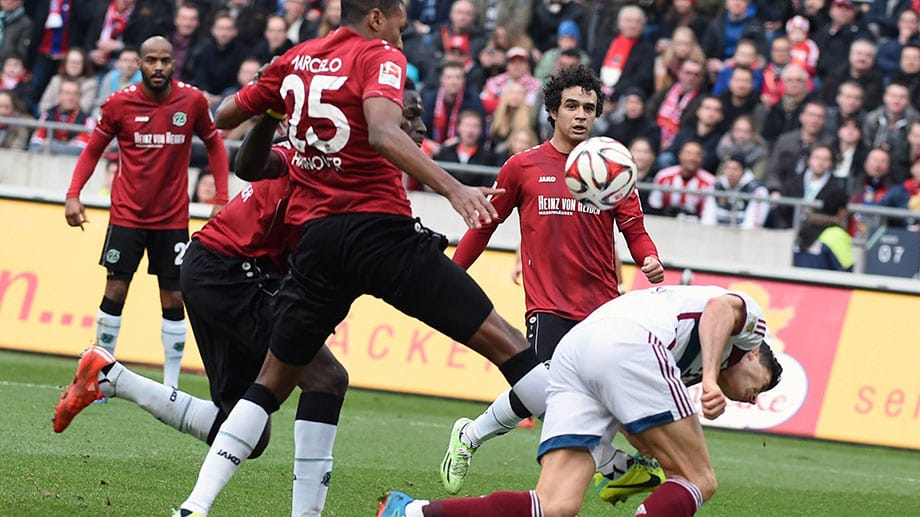 Robert Lewandowski (re.) hat vor dem Elfmeter-Pfiff "den Kopf fast auf Grasnabenhöhe", wie Dirk Dufner es formulierte. Robert Lewandowski (re.) hat vor dem Elfmeter-Pfiff "den Kopf fast auf Grasnabenhöhe", wie Dirk Dufner es formulierte.