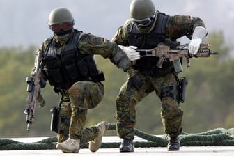 Der Chef des Militärgeheimdienstes befürchtet, dass gewaltbereite Islamisten ihre Bundeswehrausbildung für spätere Terroreinsätze missbrauchen könnten.