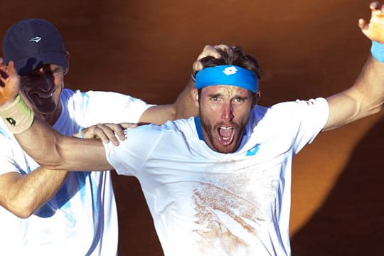 Der Argentinier Leonardo Mayer (re.) schreibt in der Davis-Cup-Partie gegen Brasilien Tennis-Geschichte.