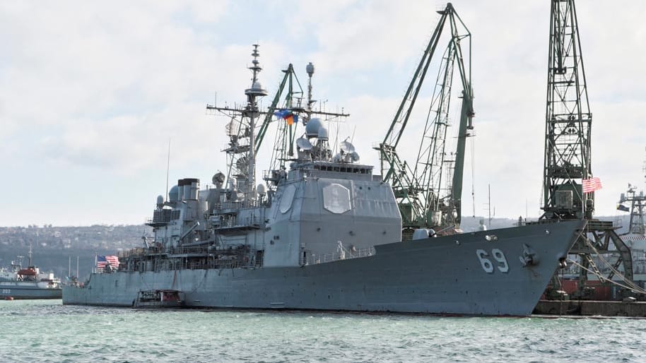 Die USS Milius im Hafen der bulgarischen Stadt Warna im Schwarzen Meer.