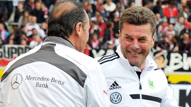 Wolfsburgs Trainer Dieter Hecking (re.) kann die Diskussionen beim VfB Stuttgart um Huub Stevens (li.) nicht verstehen. Wolfsburgs Trainer Dieter Hecking (re.) kann die Diskussionen beim VfB Stuttgart um Huub Stevens (li.) nicht verstehen.