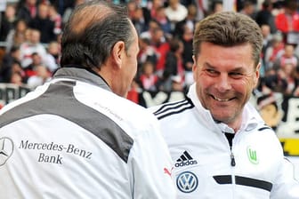 Wolfsburgs Trainer Dieter Hecking (re.) kann die Diskussionen beim VfB Stuttgart um Huub Stevens (li.) nicht verstehen.