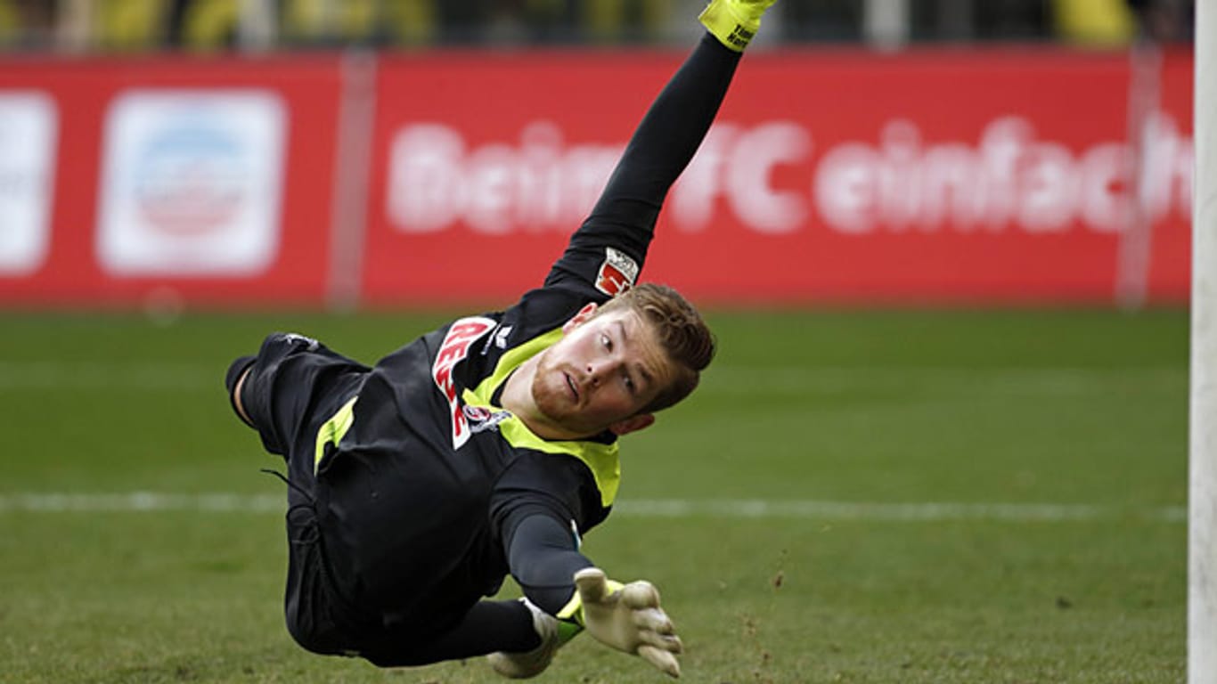 FC-Keeper Timo Horn kassiert einen Elfmeter-Treffer von Frankfurts Alexander Meier.