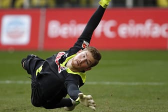 FC-Keeper Timo Horn kassiert einen Elfmeter-Treffer von Frankfurts Alexander Meier.