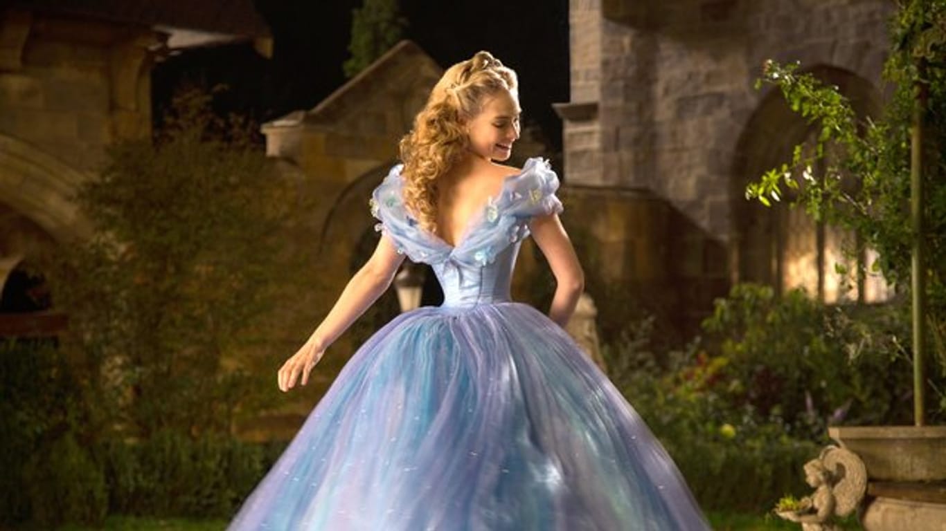 Lily James bezaubert als Cinderella.