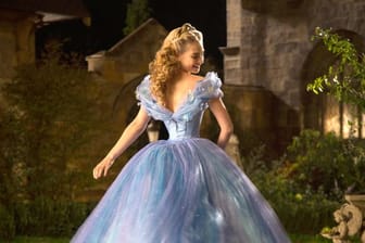 Lily James bezaubert als Cinderella.