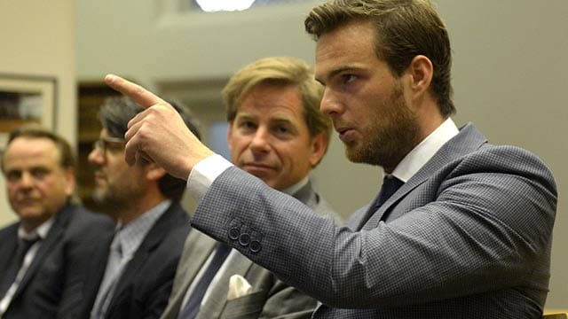 Szene vor Gericht: Formel-1-Pilot Giedo van der Garde (vorne) pocht auf seinen Einsatz für Sauber in Melbourne.