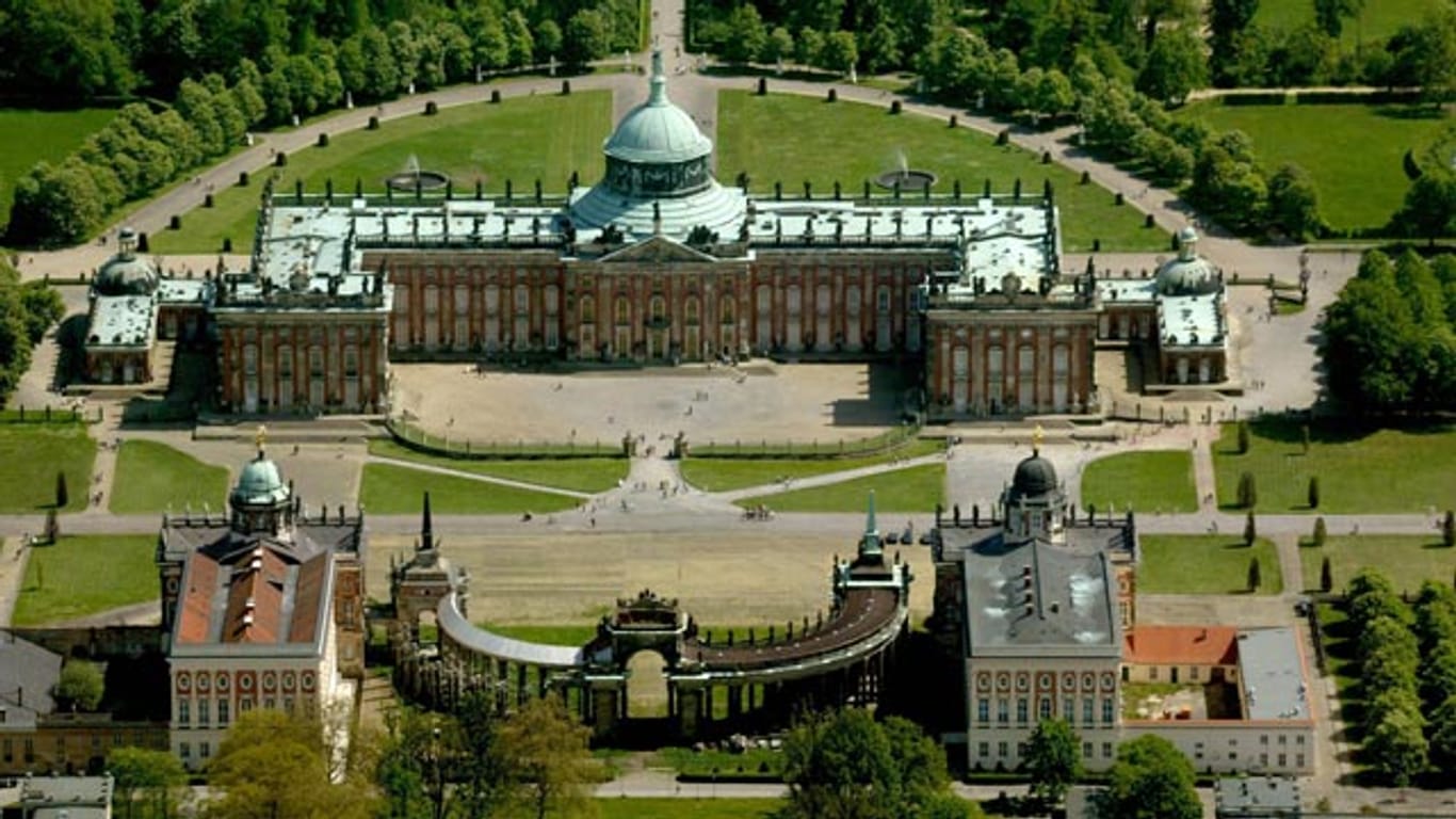 Das Schloss Sanssouci ist eine imposante Sehenswürdigkeit in Potsdam.