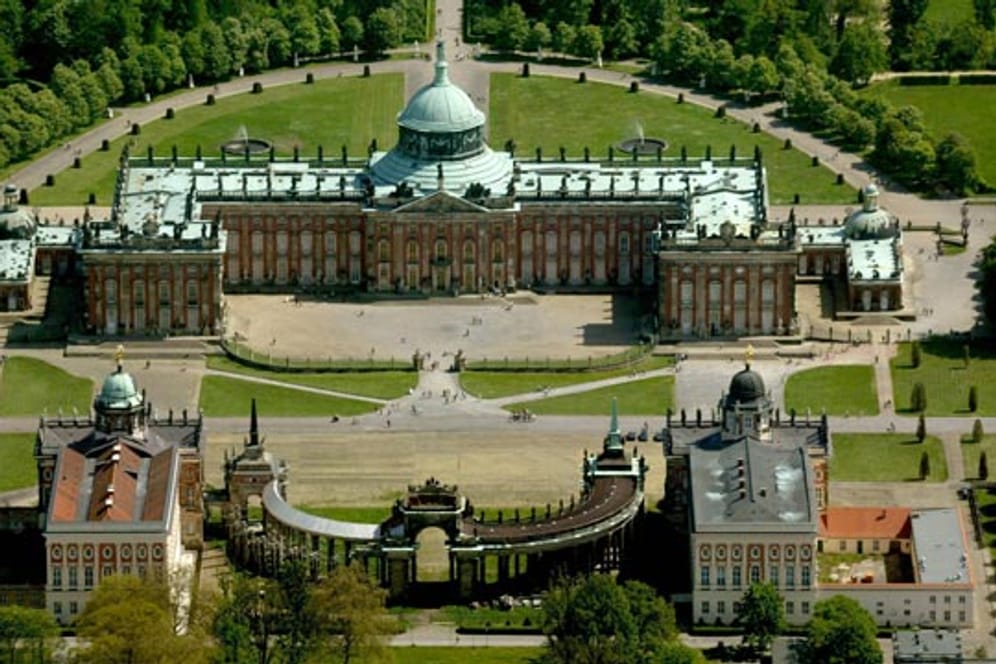 Das Schloss Sanssouci ist eine imposante Sehenswürdigkeit in Potsdam.