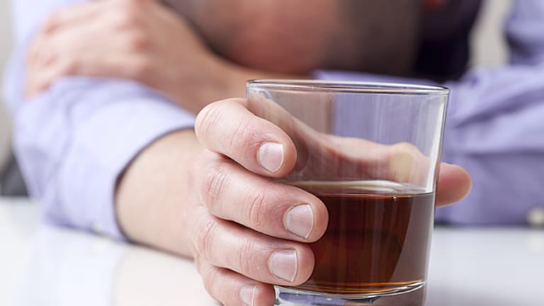 Alkohol ist bei Erkältung keine gute Medizin. Doch Männer sehen das häufig anders.