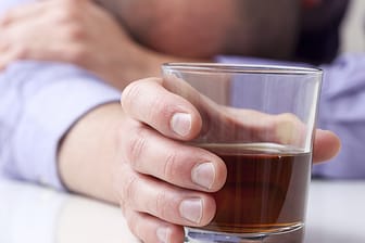Alkohol ist bei Erkältung keine gute Medizin. Doch Männer sehen das häufig anders.