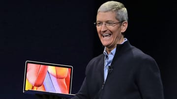 Apple-Chef Tim Cook zeigt das neue MacBook auf dem Apple-Event am 9. März.