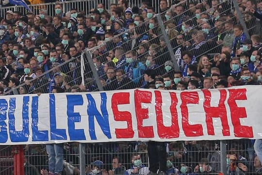 Plakat von Karlsruher Fans gegen RB Leipzig.