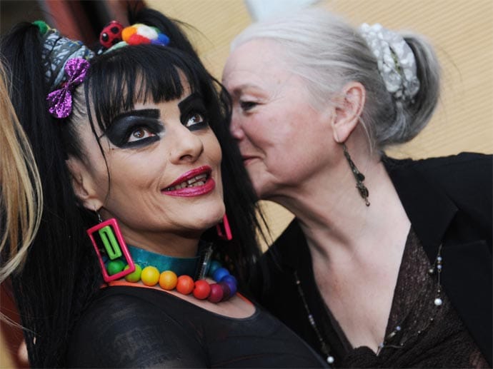 Nina Hagen (links) und ihre Mutter Eva-Maria Hagen im August 2011 vor dem Babylon Kino in Berlin. Dort wurde die Vorpremiere des Arte/RBB-Dokumentarfilms "Nina Hagen - Godmother of Punk" gefeiert.