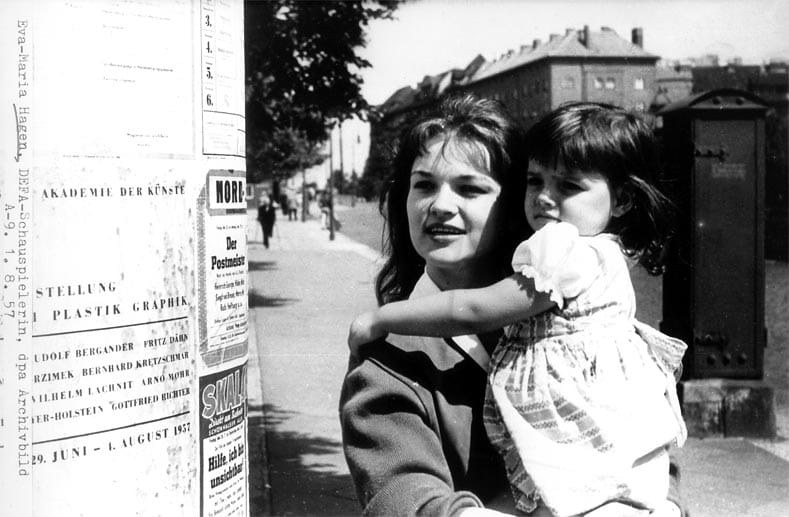 Auch Nina Hagens Mutter Eva-Maria Hagen war Schauspielerin und Sängerin. Dieses Bild zeigt sie und die kleine Nina im Sommer 1957 in Ost-Berlin. Nina Hagen kam am 11.3.1955 zur Welt.