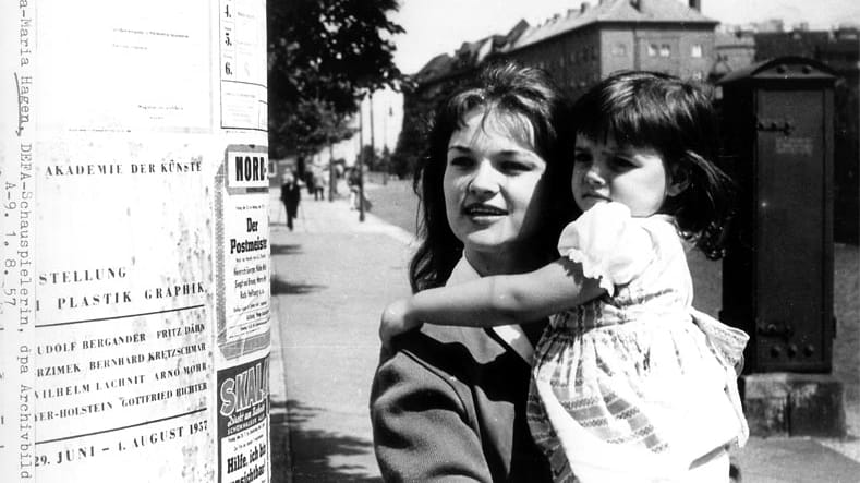 Auch Nina Hagens Mutter Eva-Maria Hagen war Schauspielerin und Sängerin. Dieses Bild zeigt sie und die kleine Nina im Sommer 1957 in Ost-Berlin. Nina Hagen kam am 11.3.1955 zur Welt.