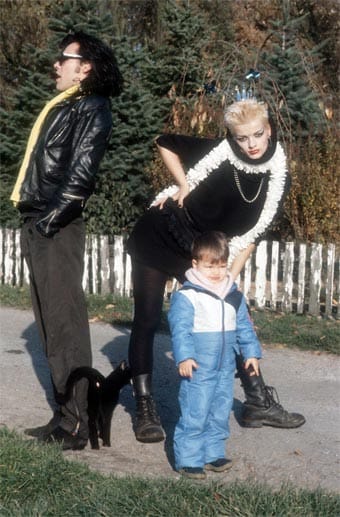 Nina Hagen mit ihrer Tochter Cosma Shiva und Ferdinand Karmelk bei einem exklusiven Fototermin im November 1983.