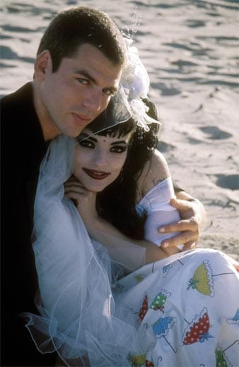 Schlagzeilen machte Nina Hagen auch, weil sie mehrmals mit wesentlich jüngeren Männern liiert war: Dieses Hochzeitsfoto zeigt sie im Mai 1996 mit ihrem 15 Jahre jüngeren Mann David Lynn.