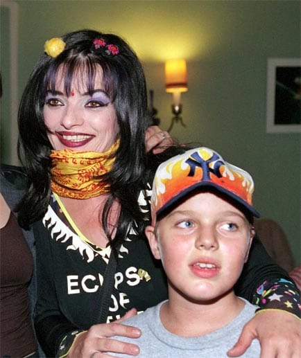 Nina Hagen im Jahr 1999 mit ihrem Sohn Otis Chevalier-Hagen. Sein Vater ist der französische Visagist Franck Chevalier.