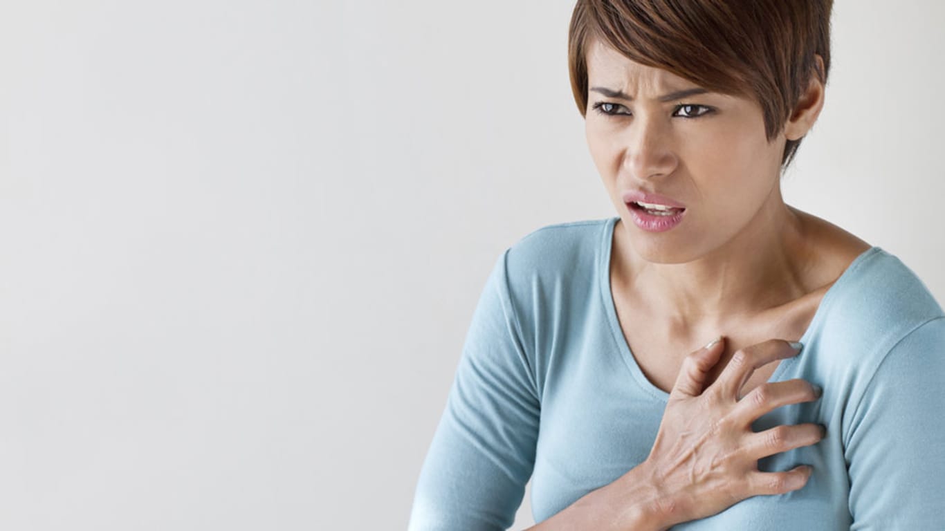 Bei Frauen äußert sich ein Herzinfarkt anders als bei Männern.