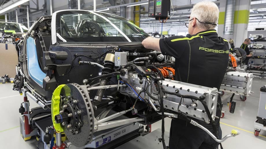 100 ausgewählte Mitarbeiter setzen den Porsche 918 Spyder in Handarbeit zusammen. Und das tun sie mitten im Herzen von Werk 2 in Stuttgart-Zuffenhausen.