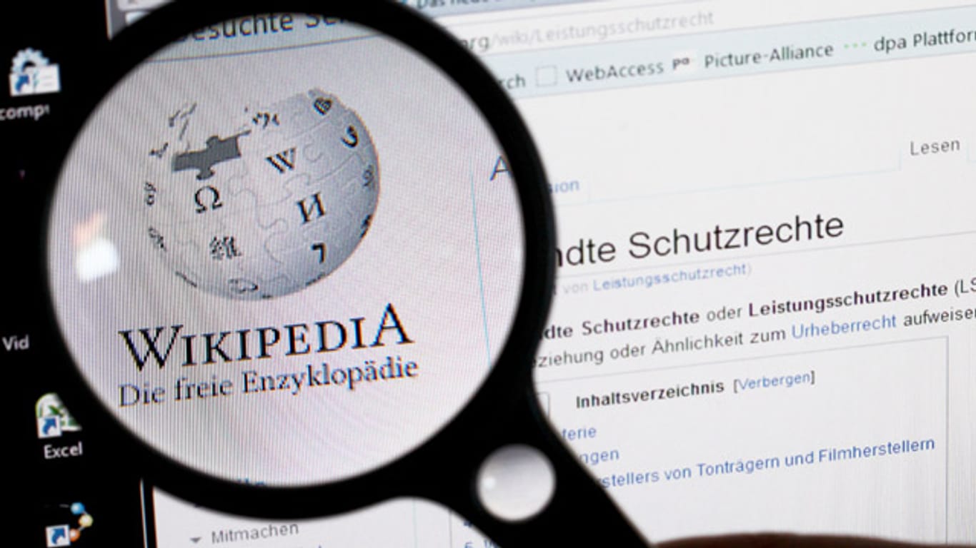 Der Schriftzug und das Logo des Online-Lexikons Wikipedia auf einem Computerbildschirm