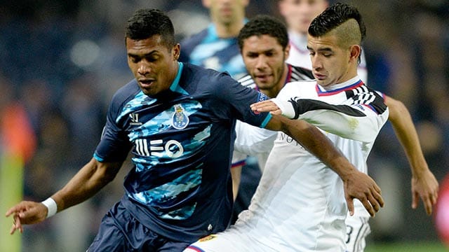 Portos brasilianischer Abwehrspieler Alex Sandro (li.) im Duell mit Basels Stürmer Derlis Gonzalez. Portos brasilianischer Abwehrspieler Alex Sandro (li.) im Duell mit Basels Stürmer Derlis Gonzalez.