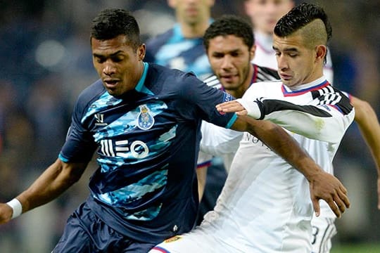 Portos brasilianischer Abwehrspieler Alex Sandro (li.) im Duell mit Basels Stürmer Derlis Gonzalez.