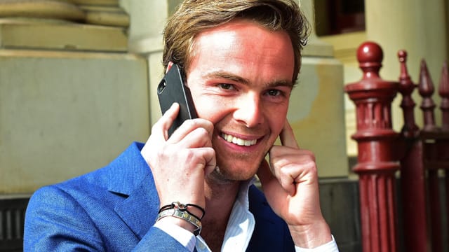 Formel-1-Pilot Giedo van der Garde freut sich über das erstrittene Cockpit bei Sauber.