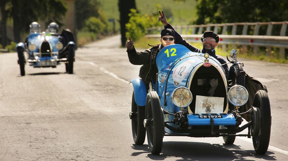 Das Wichtigste ist: Spaß haben am alten Auto und am Fahren - hier im Bugatti T13 Brescia Corsa bei der Mille Miglia.