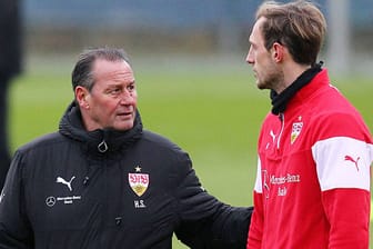 Georg Niedermeier (re.) hält zum VfB-Trainer Huub Stevens.