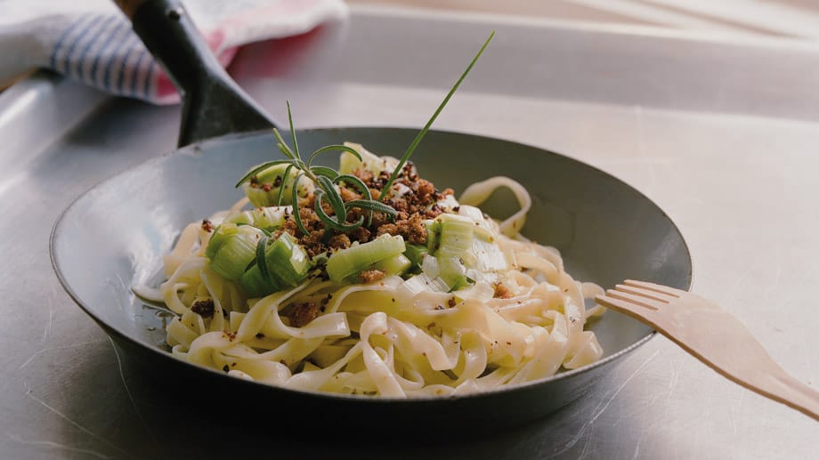 Gemahlenes Brot kann man in der Pfanne mit Öl zu Brotkrokant braten. Das gibt Pasta mit Lauch eine knusprige Note.