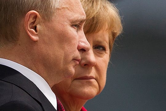 Angela Merkel gibt Wladimir Putin einen Korb.