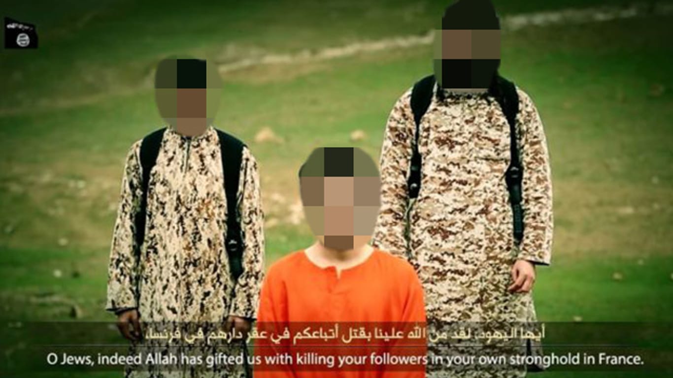 Der Mann und der Junge auf dem neuen Propaganda-Video des IS exekutieren einen Gefangenen.