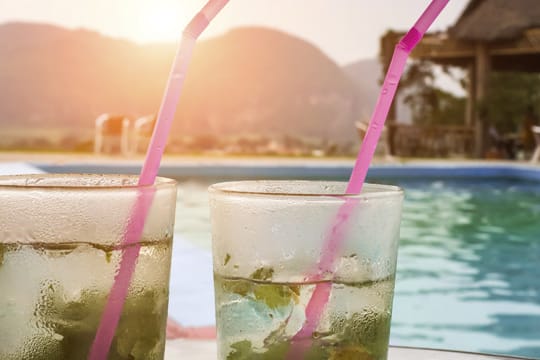 Drinks am Pool - checken Sie vorher besser, ob diese wirklich inkludiert sind.