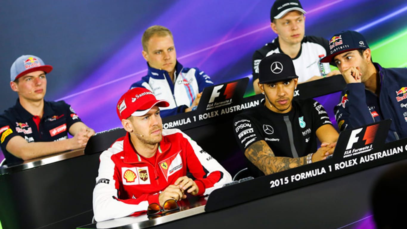 Bei der ersten Pressekonferenz in Melbourne sind Max Verstappen, Valtteri Bottas, Kevin Magnussen (oben v.li.n.re.), Sebastian Vettel, Lewis Hamilton und Daniel Ricciardo anwesend (unten, v. li.n.re.).