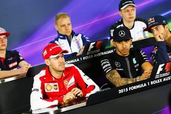 Bei der ersten Pressekonferenz in Melbourne sind Max Verstappen, Valtteri Bottas, Kevin Magnussen (oben v.li.n.re.), Sebastian Vettel, Lewis Hamilton und Daniel Ricciardo anwesend (unten, v. li.n.re.).