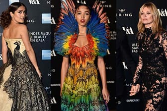 Bei der Eröffnung der Retrospektive "Alexander McQueen: Savage Beauty" in London zogen Salma Hayek, FKA twigs und Kate Moss (v. l. n. r.) alle Blicke auf sich.