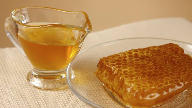 Im Frühling leiden viele Menschen unter Pollenallergie. Mit Hilfe von Honig sollen sich Betroffene gegen den lästigen Heuschnupfen desensibilisieren können.