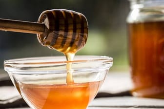 Honig schmeckt gut auf Brot oder als Zutat in Gebäck und Getränken. Aber wussten Sie auch, welche heilenden Wirkungen Honig hat? Hier erfahren Sie, wann Honig als Hausmittel eingesetzt wird, dass Sie ihn nicht nur essen können und wann Sie den Genuss von Honig besser meiden sollten.